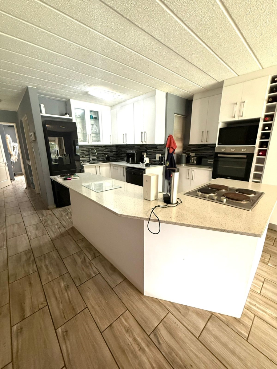 3 Bedroom Property for Sale in Caribbean Beach Club North West